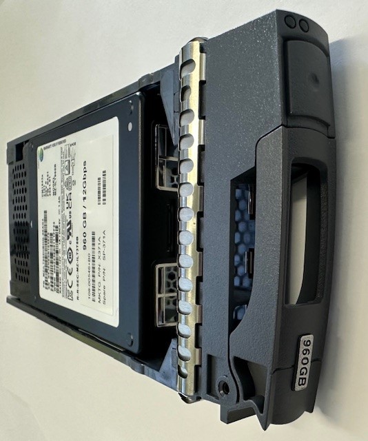 NetApp X371A 960GB SAS 12Gb/s 2.5-inch Internal SSD (108-00546, MZ-ILT960A) - Used