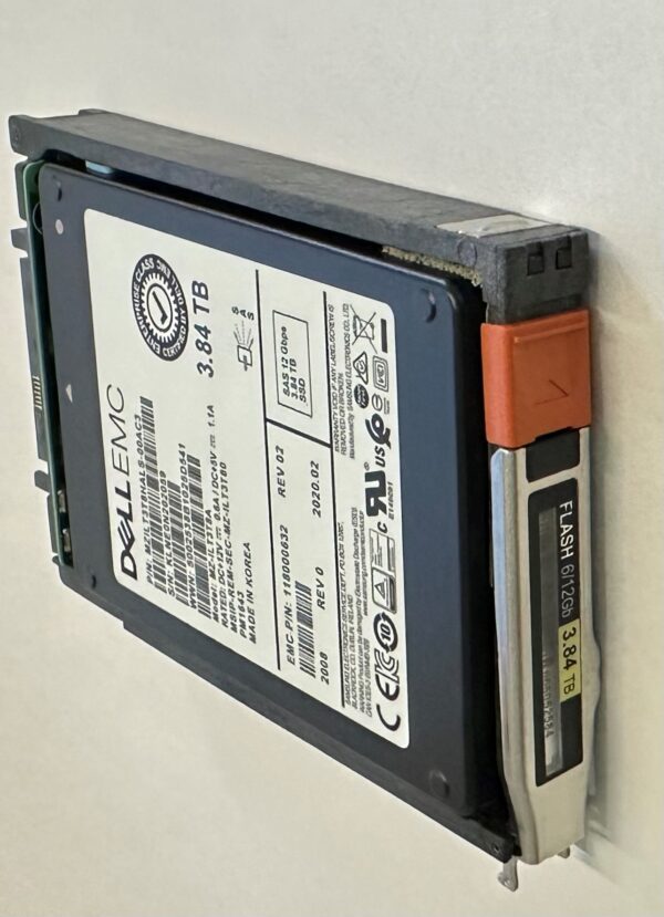 P043S3T8 EMC3840 - EMC 3.84TB SSD SAS 2.5" HDD for Unity 300F, 350F, 400F, 450F, 500F, 550F, 600F, 650F, 25 and 80 bay disk enclosures.